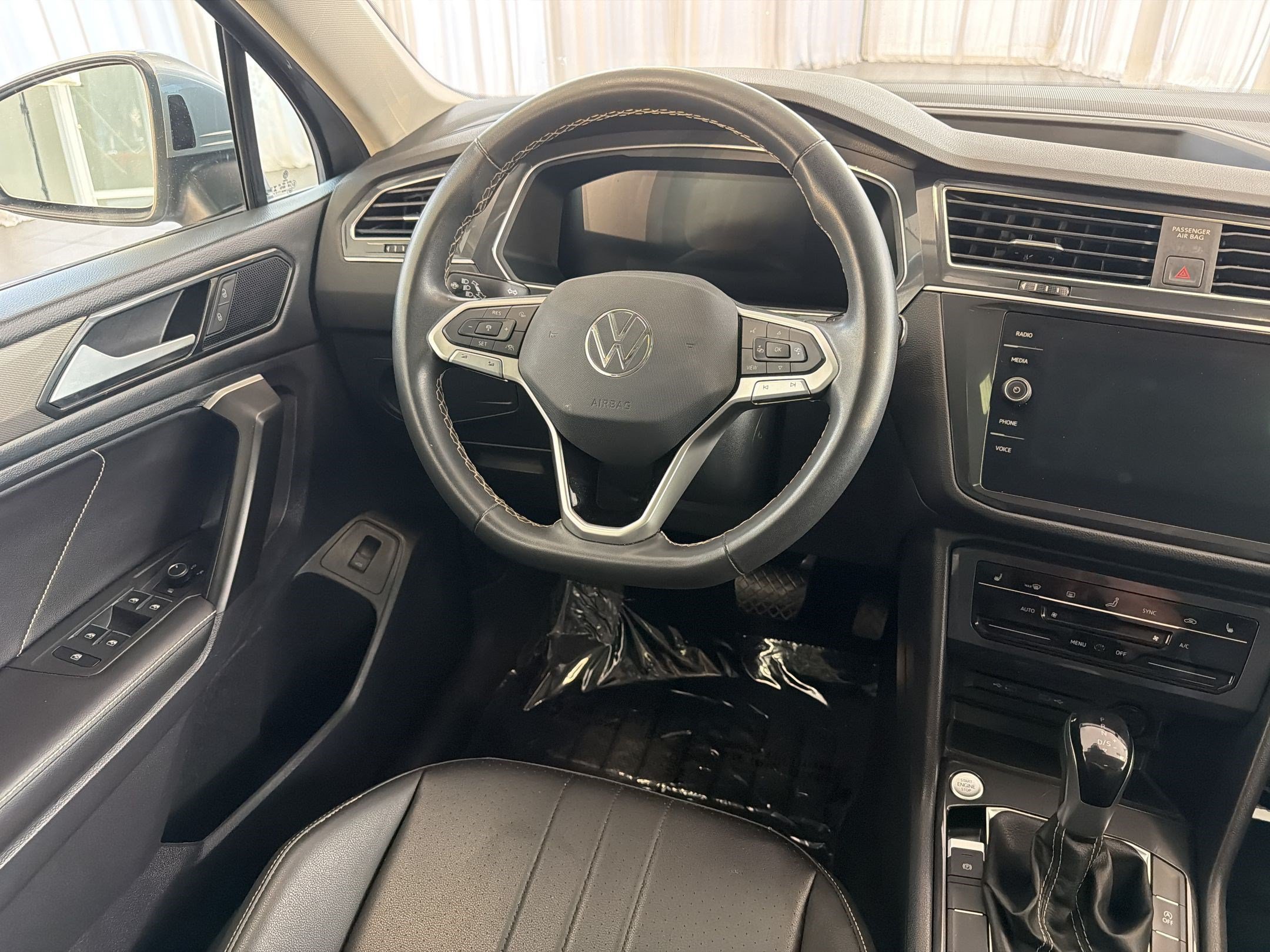 Certified 2024 Volkswagen Tiguan SE w/ Panoramic Sunroof Package AWD/4WD image 28