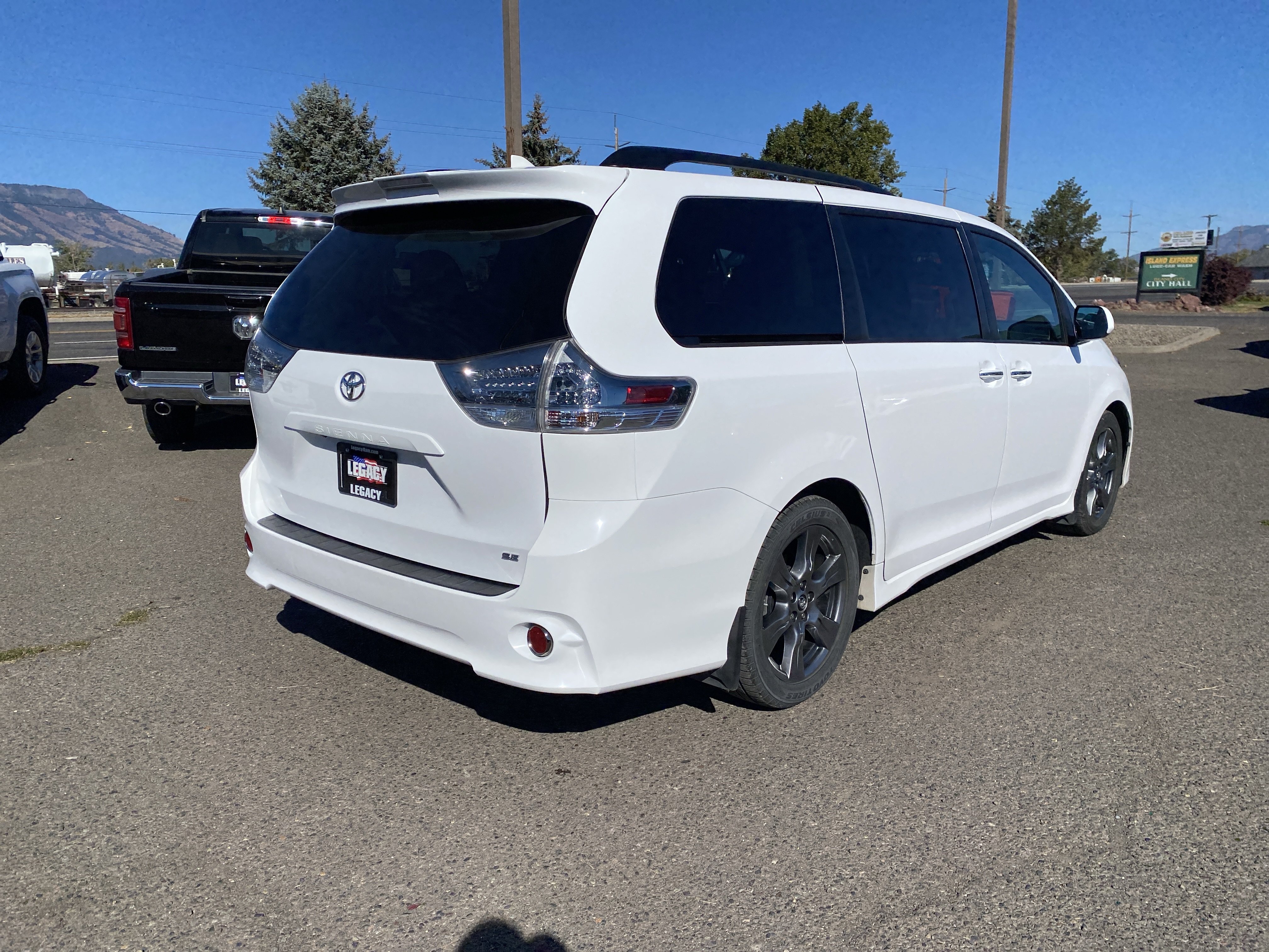 Used 2018 Toyota Sienna SE FWD image 3