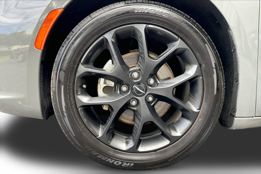 Used 2025 Chrysler Pacifica Limited FWD image 32