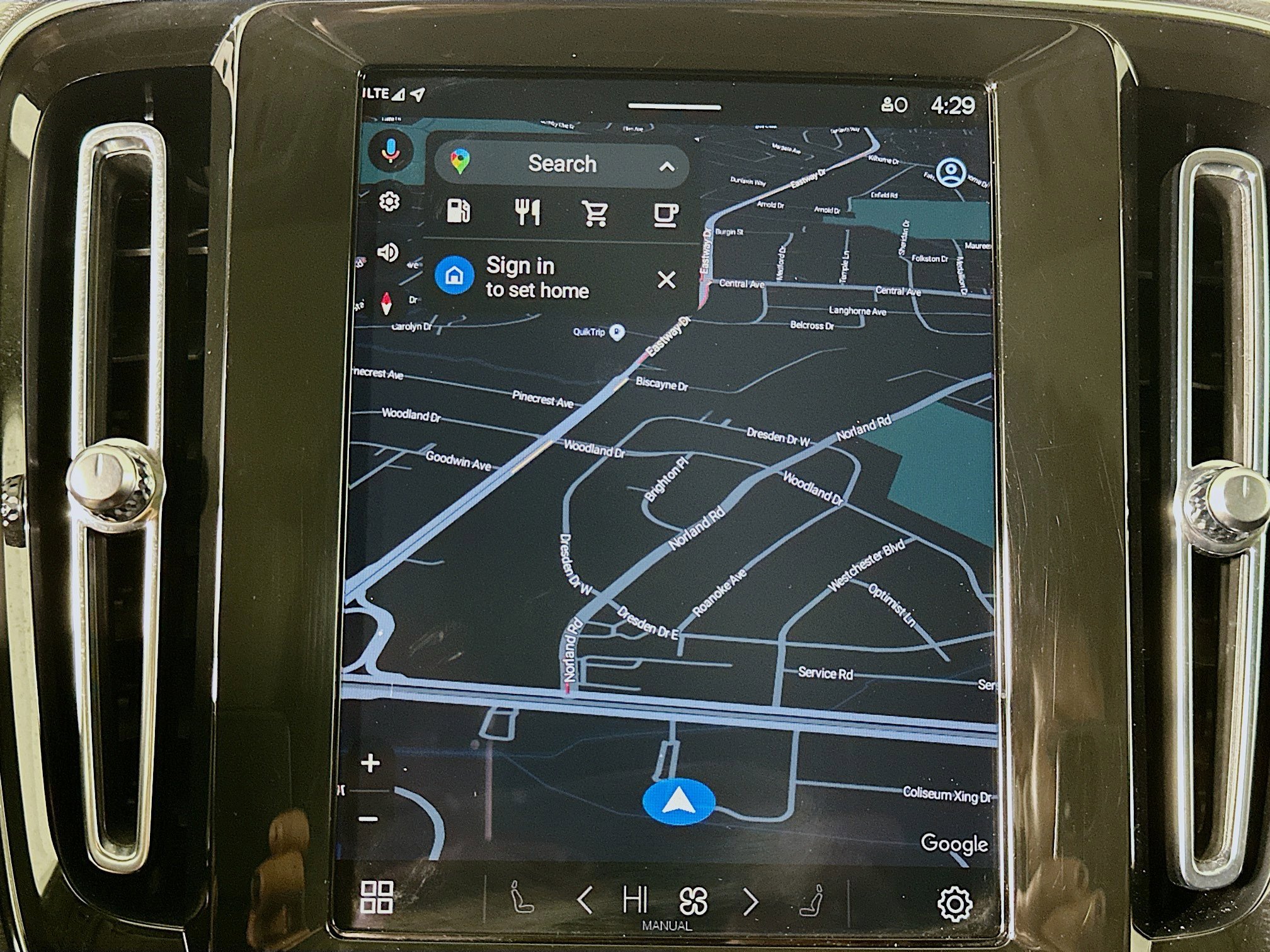 Used 2025 Volvo XC40 B5 Plus image 22