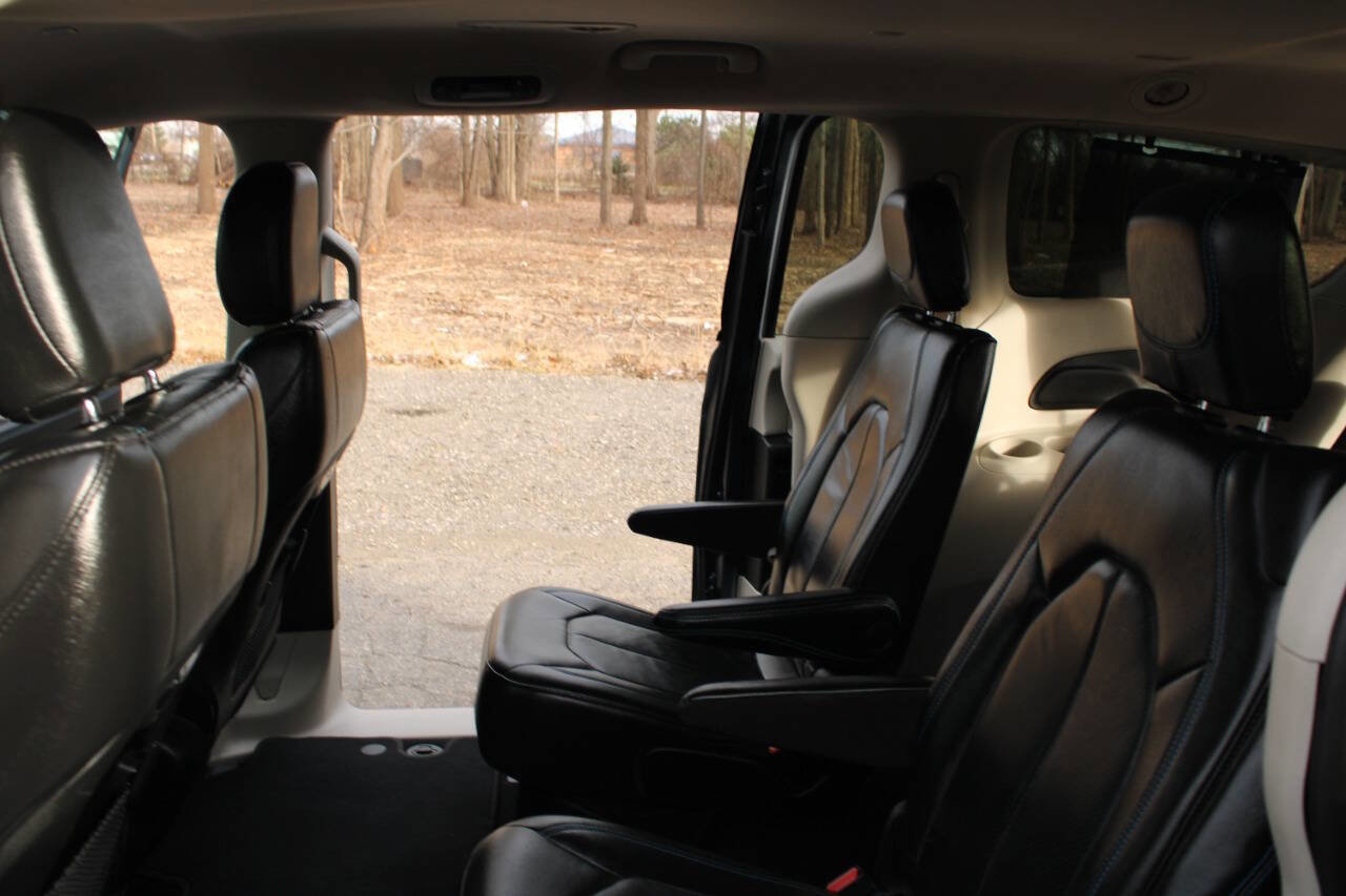 Used 2021 Chrysler Pacifica Touring-L FWD image 19