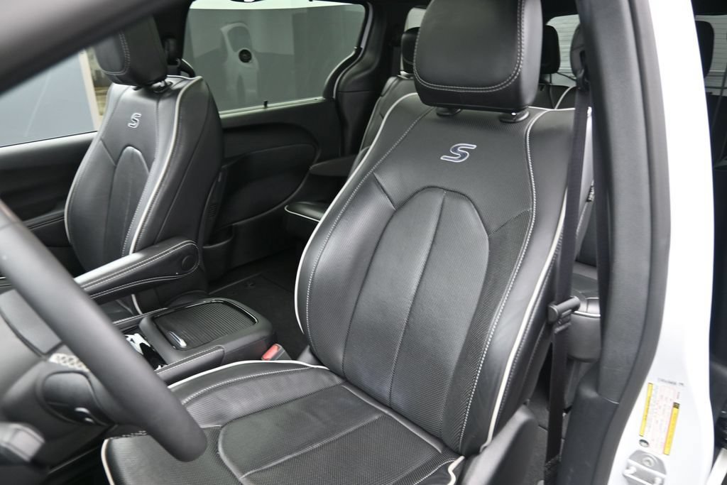 Used 2025 Chrysler Pacifica Limited FWD image 11