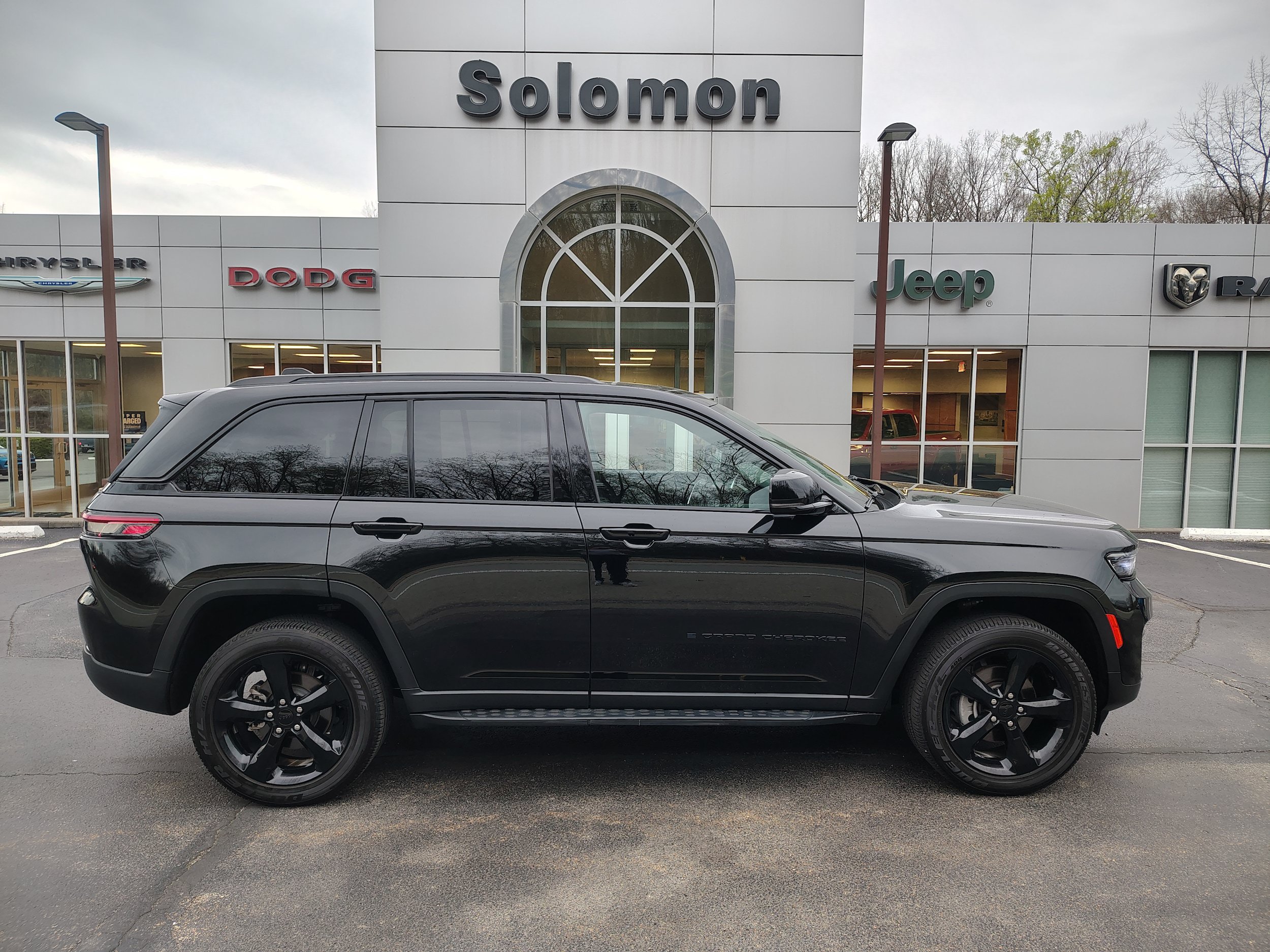 Certified 2024 Jeep Grand Cherokee Altitude AWD/4WD image 1