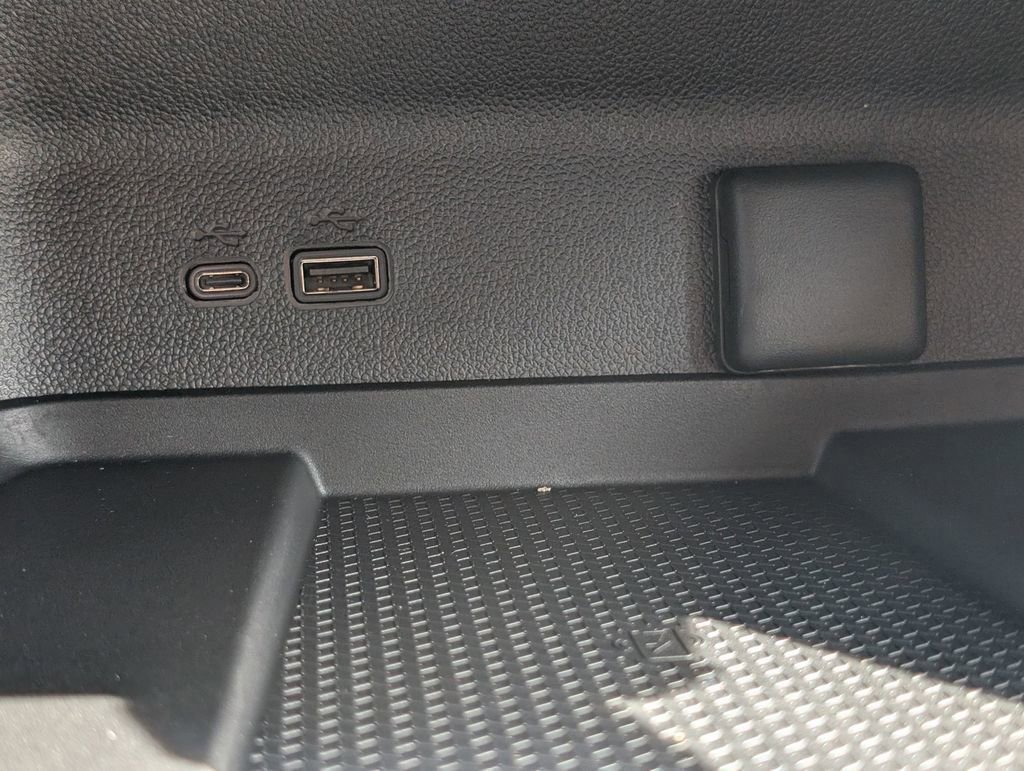 New 2026 Chevrolet Traverse RS w/ LPO, Floor Liner Package FWD image 32