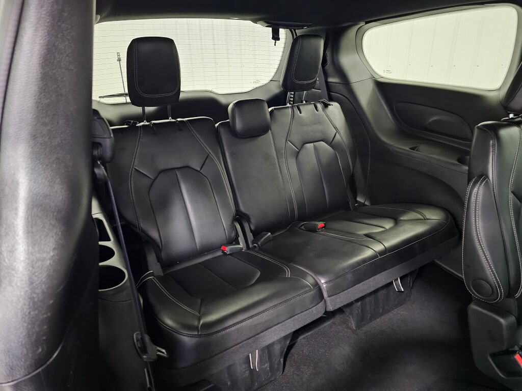 Used 2025 Chrysler Pacifica Select FWD image 18