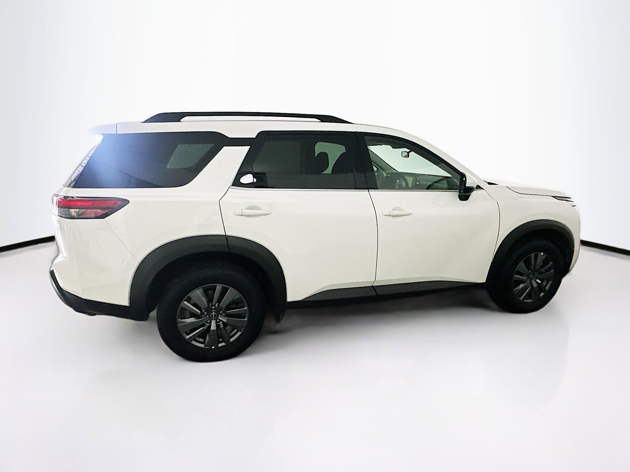 Used 2025 Nissan Pathfinder SV image 10