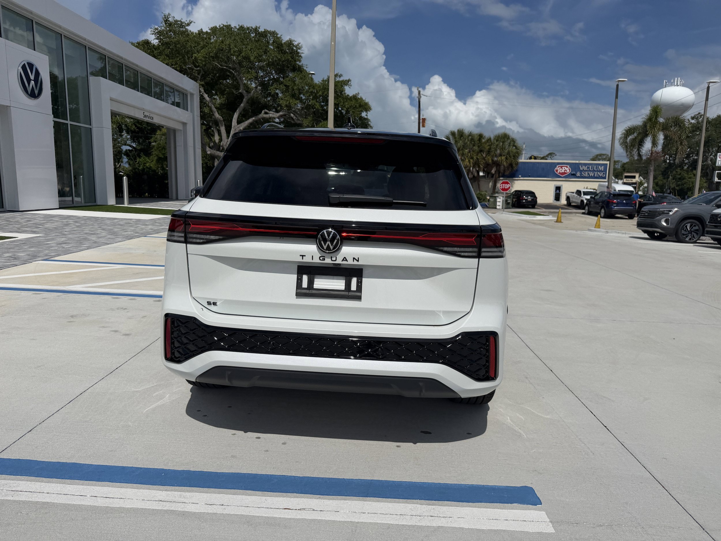 New 2026 Volkswagen Tiguan SE R-Line FWD image 4