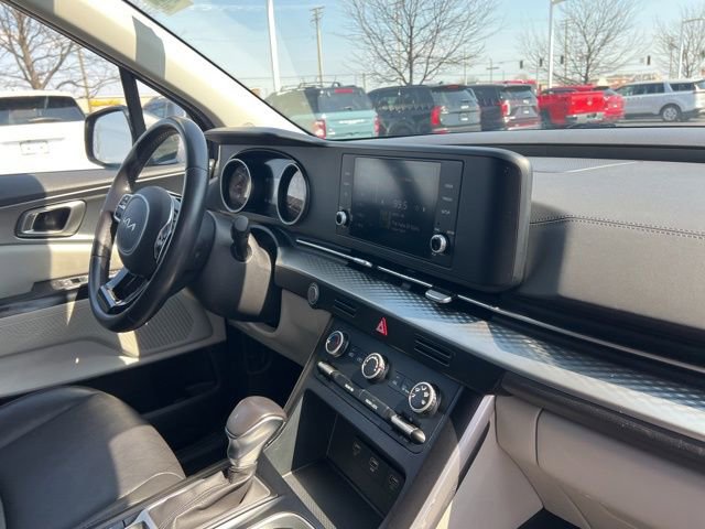 Used 2024 Kia Carnival LX FWD image 35