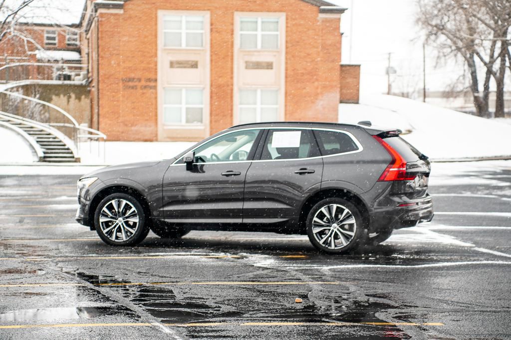 Used 2022 Volvo XC60 B5 Momentum w/ Advanced Package image 7