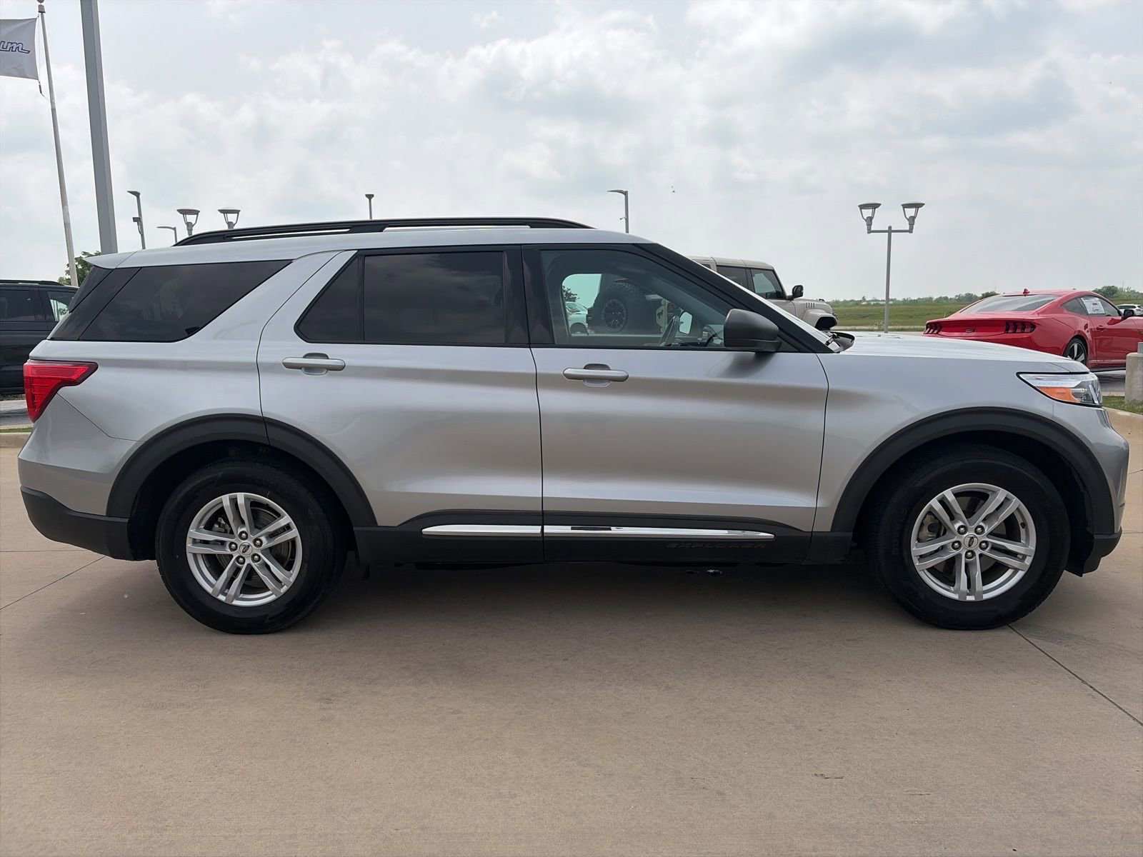 Used 2021 Ford Explorer XLT RWD image 6