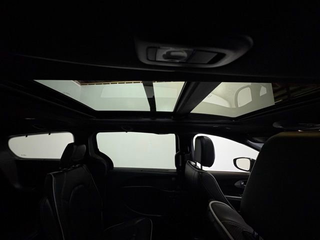 Certified 2025 Chrysler Pacifica Limited image 14