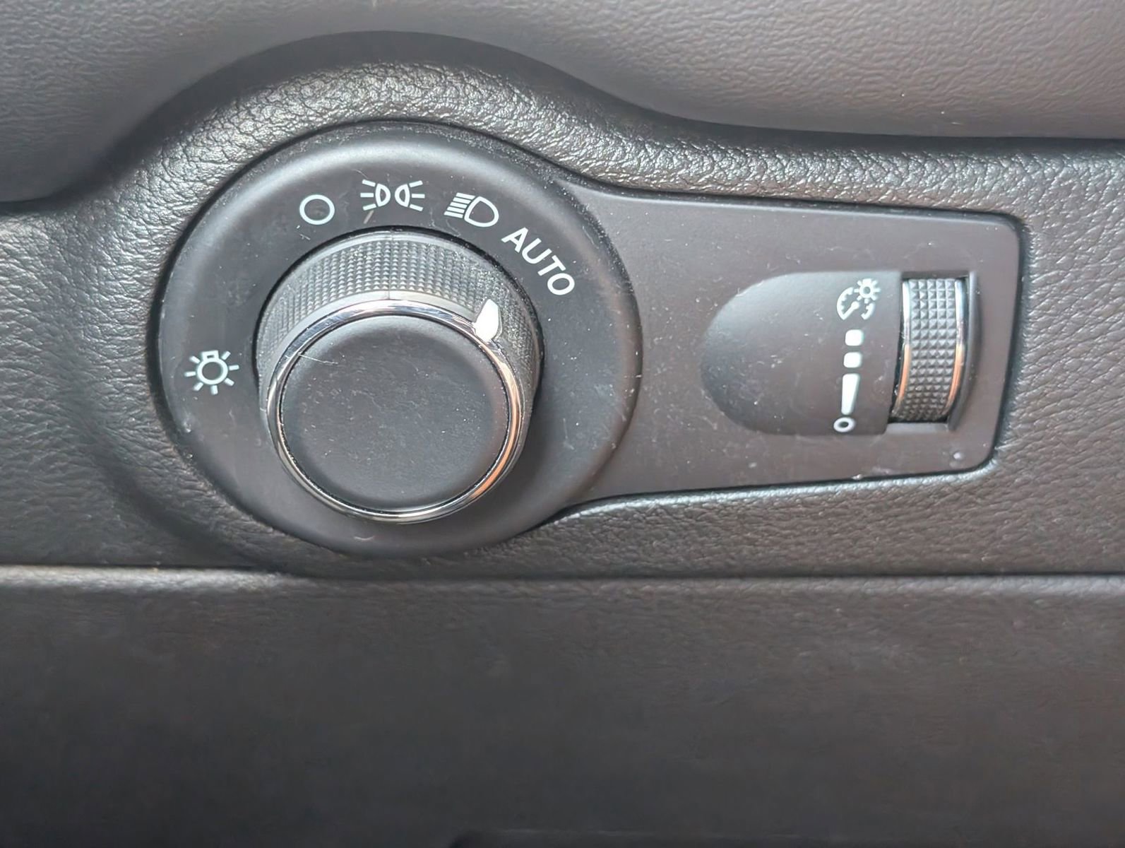 Used 2023 Dodge Durango SXT AWD/4WD image 13