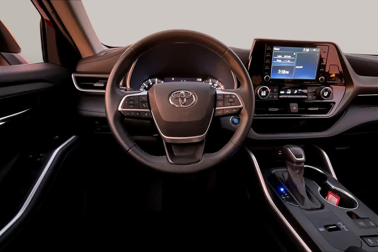 Used 2022 Toyota Highlander XLE FWD image 6