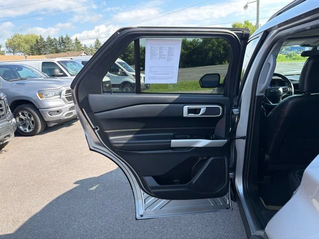 Used 2024 Ford Explorer XLT w/ Equipment Group 202A AWD/4WD image 43