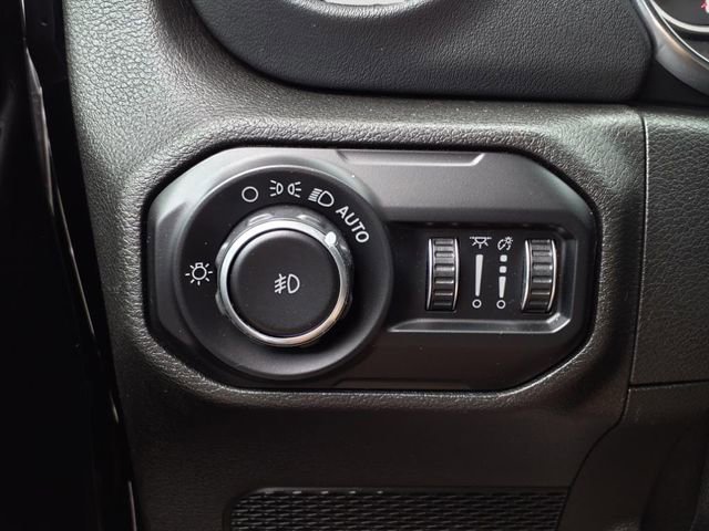 Used 2020 Jeep Wrangler Unlimited Sahara image 25