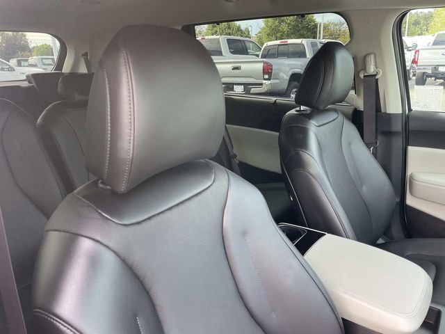 Used 2024 Kia Carnival EX image 35