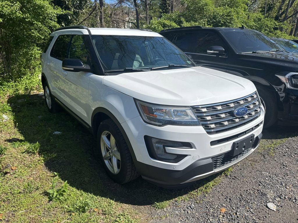 Used 2017 Ford Explorer XLT w/ Equipment Group 202A image 8