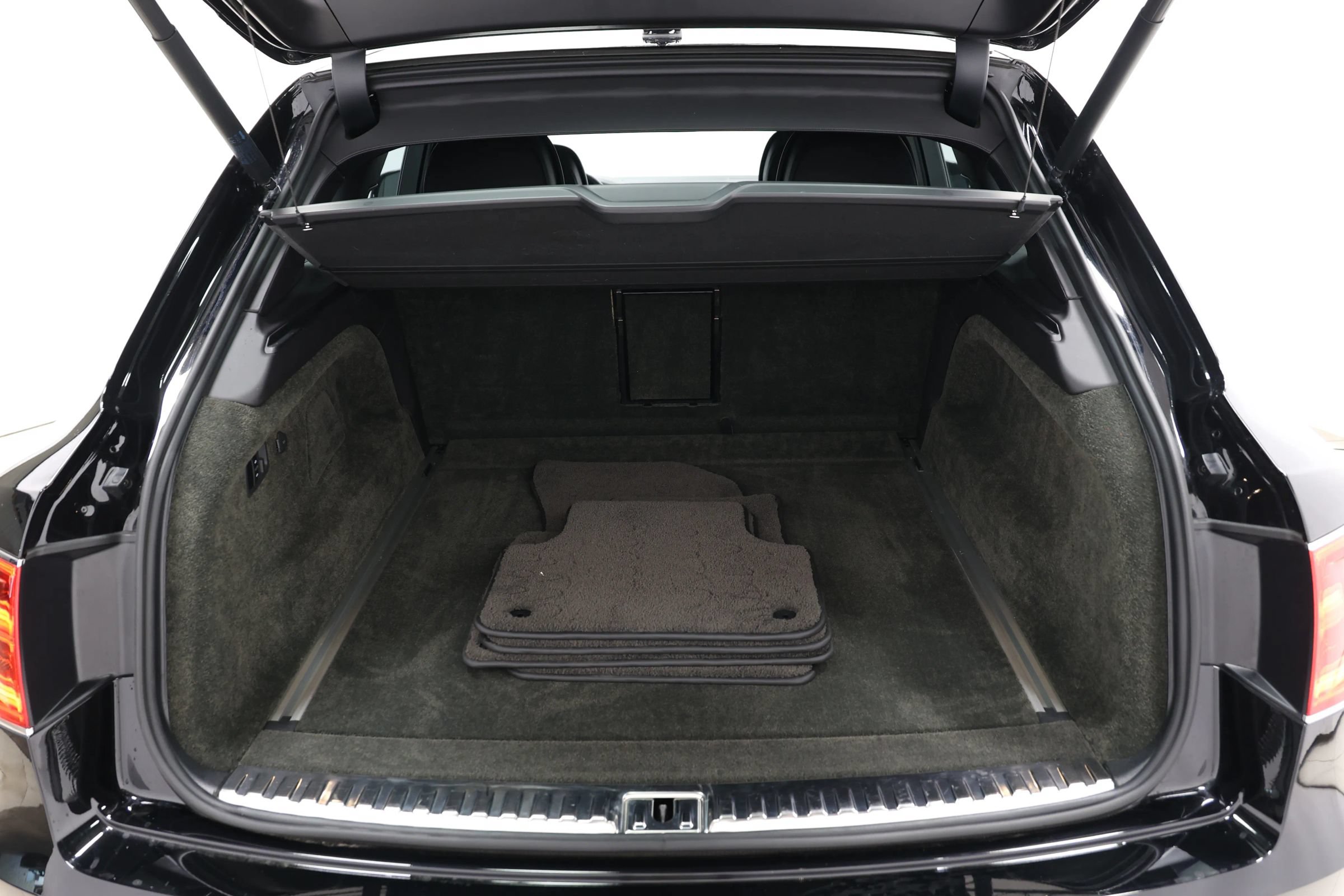 Used 2020 Bentley Bentayga Plug-In Hybrid AWD/4WD image 72