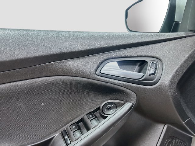 Used 2018 Ford Focus SE FWD image 14