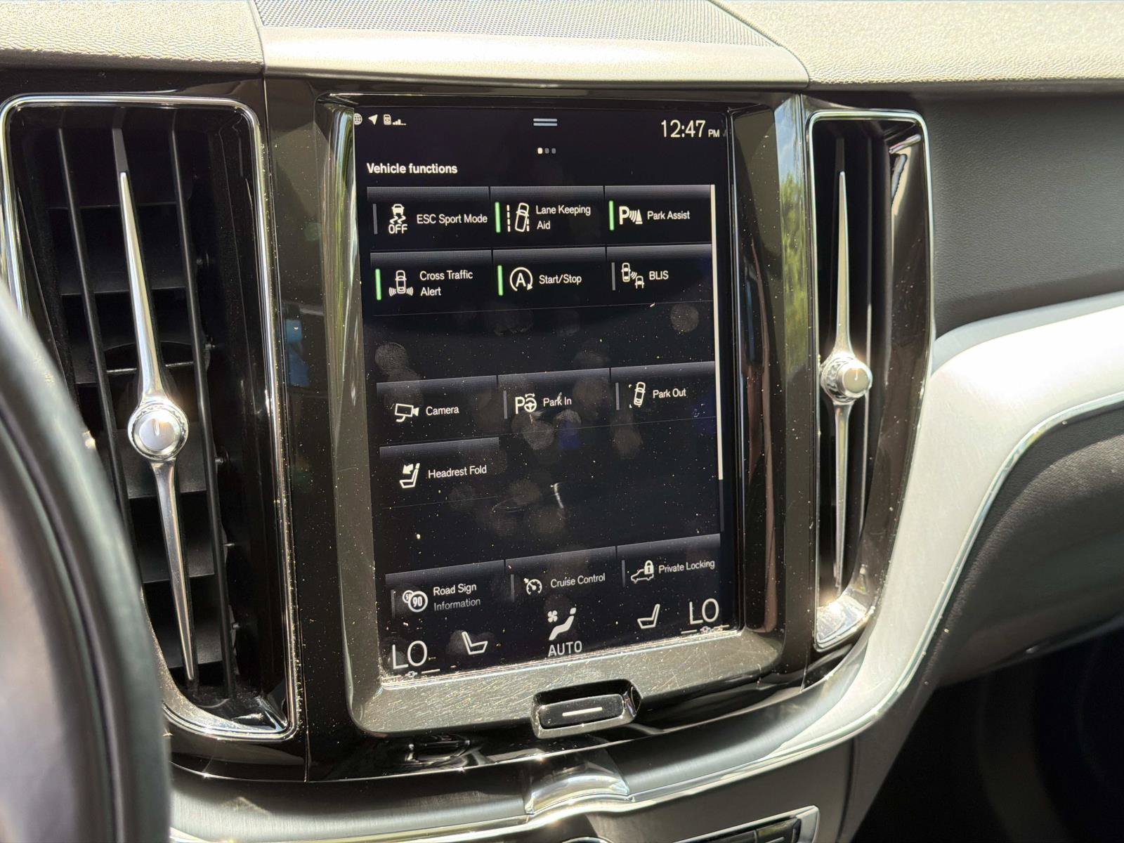 Used 2018 Volvo XC60 T5 Momentum w/ Convenience Package AWD/4WD image 11