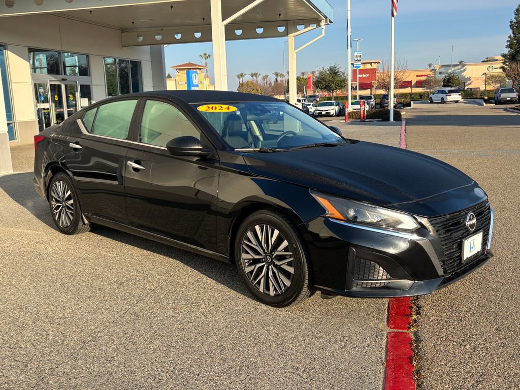 Used 2024 Nissan Altima 2.5 SV image 3
