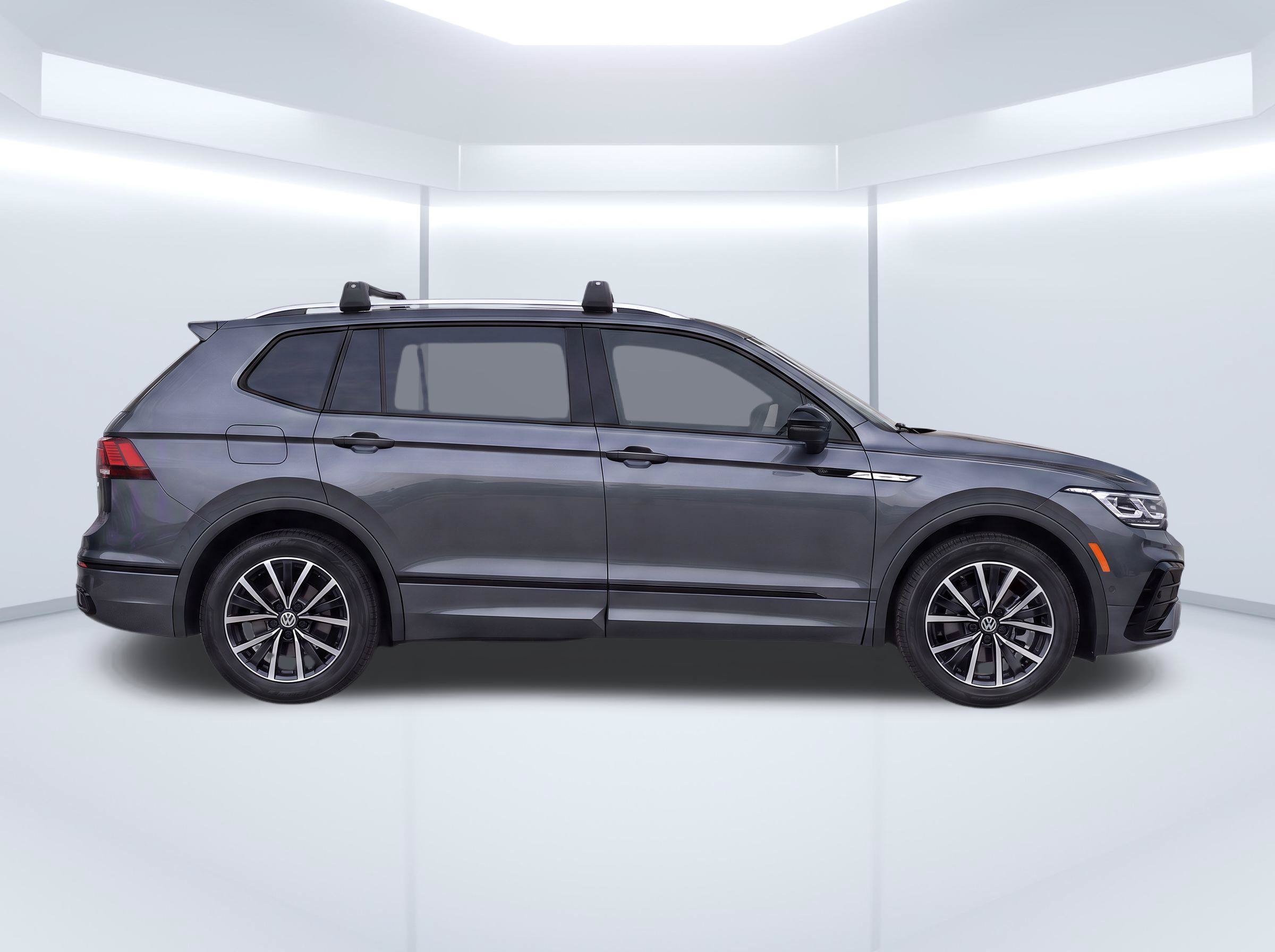 Used 2024 Volkswagen Tiguan SE R-Line FWD image 8