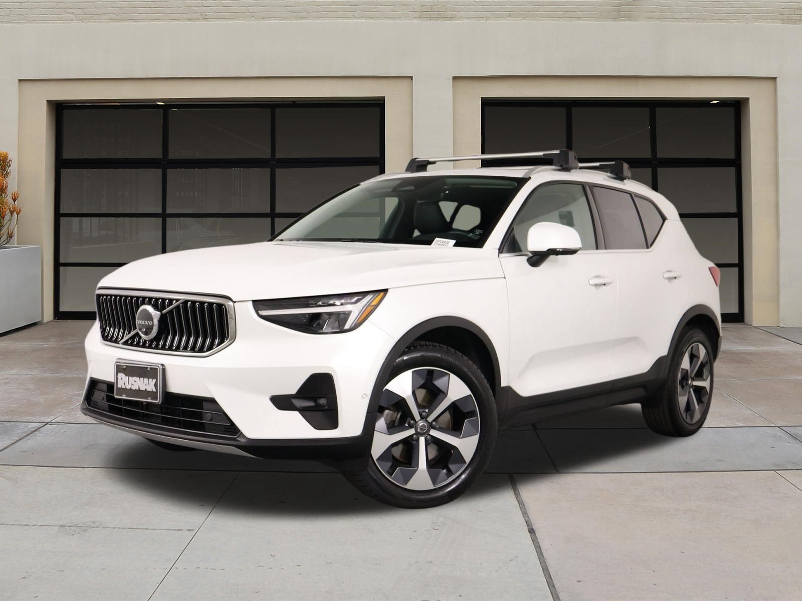 Certified 2023 Volvo XC40 B5 Plus w/ Driver Assist Package AWD/4WD image 3