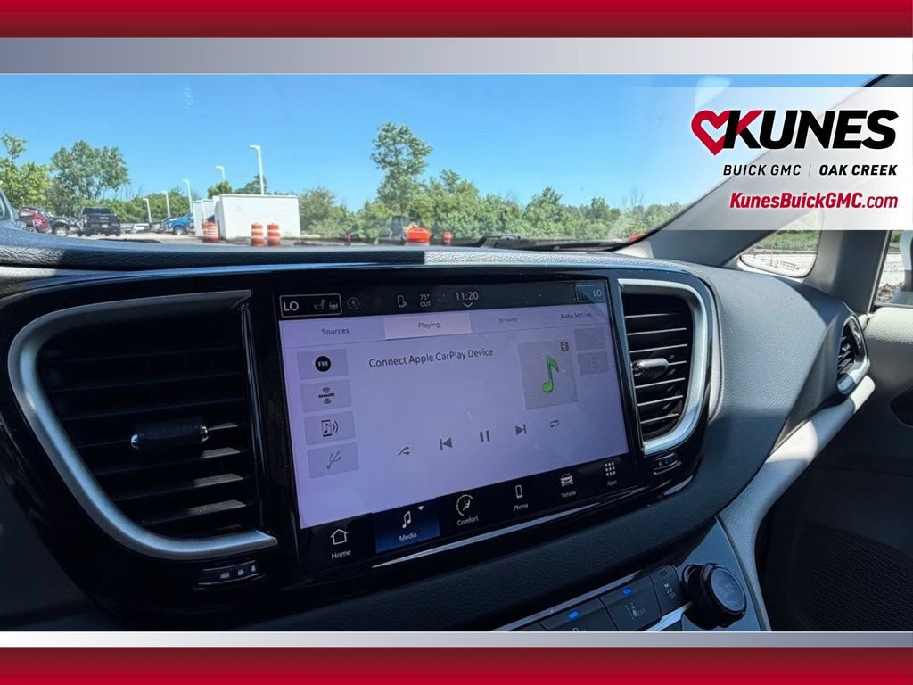 Used 2023 Chrysler Pacifica Touring-L FWD image 25