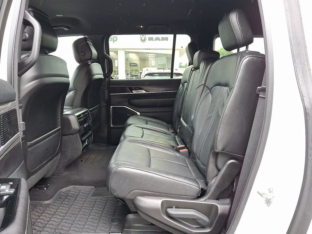Certified 2023 Jeep Wagoneer L Series II AWD/4WD image 11