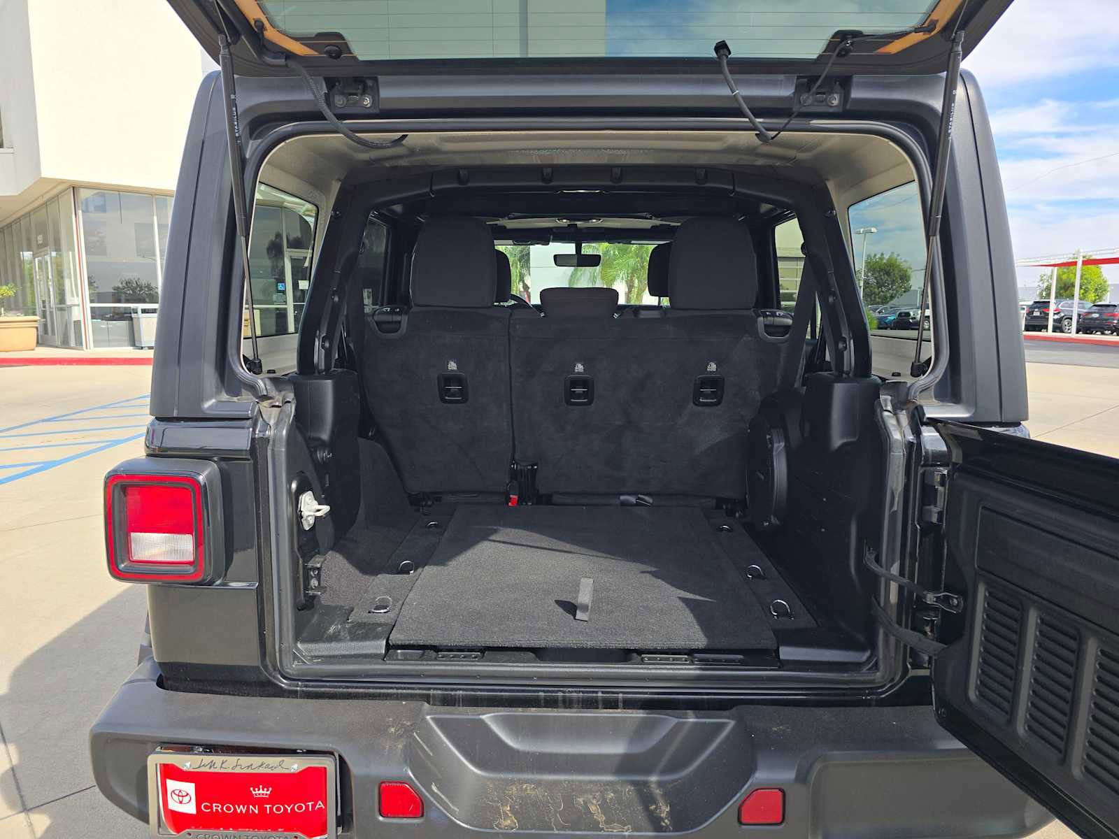 Used 2023 Jeep Wrangler Unlimited Sahara AWD/4WD image 14
