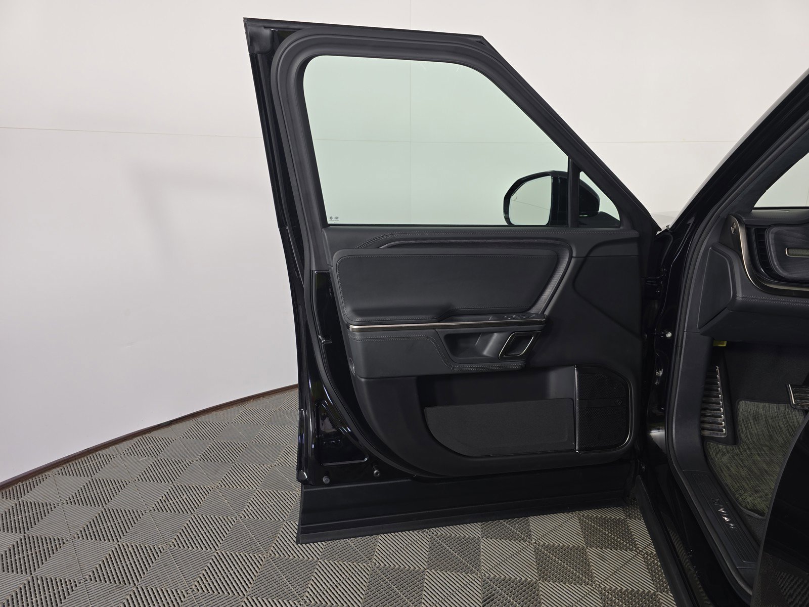Used 2024 Rivian R1S Adventure AWD/4WD image 16