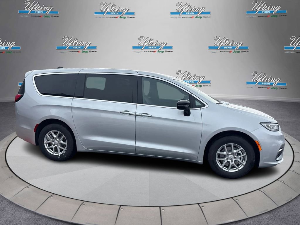 New 2026 Chrysler Pacifica Select image 2