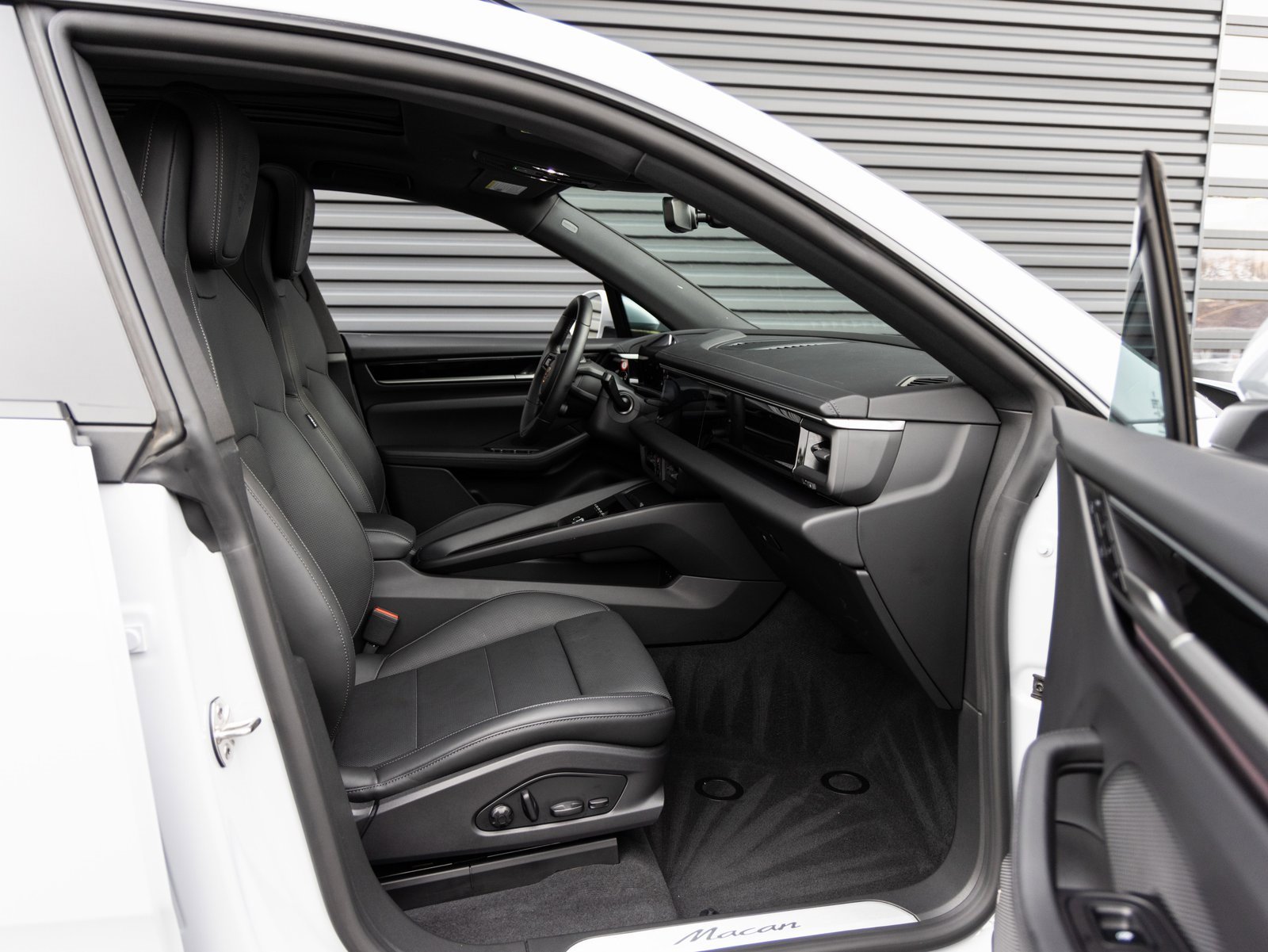 Used 2025 Porsche Macan Electric image 32