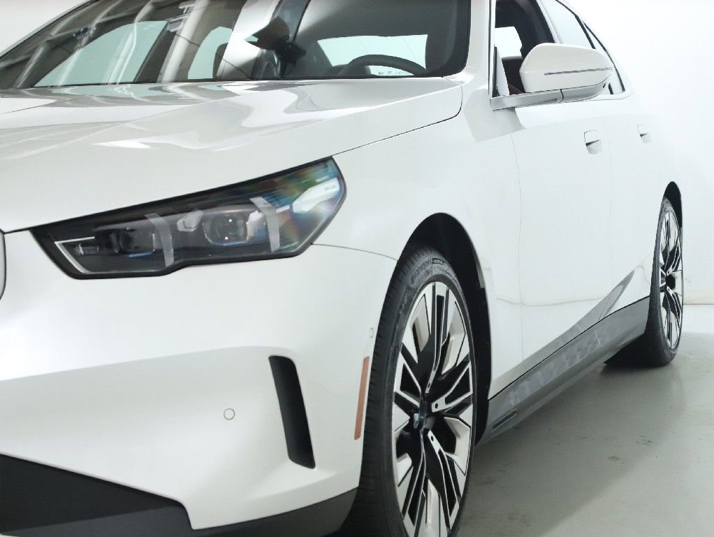 Used 2025 BMW i5 xDrive40 w/ Premium Package image 5