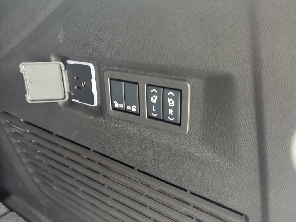 Used 2025 GMC Yukon Elevation w/ LPO, Elevation Black Package image 12