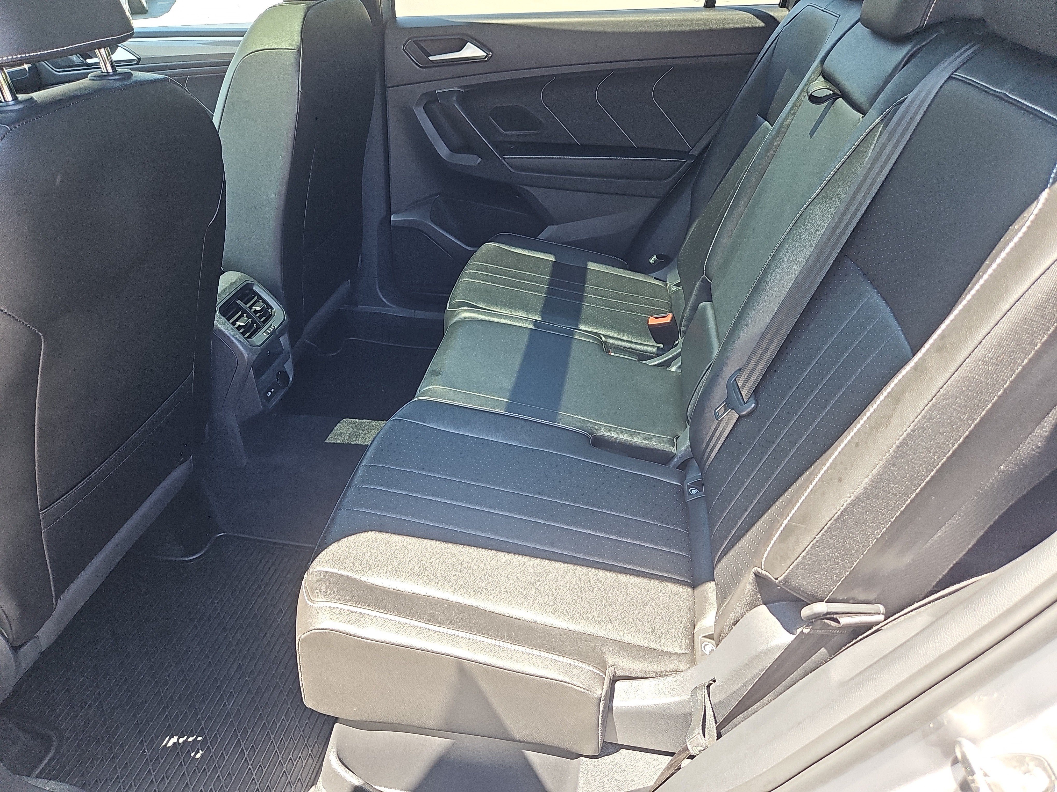 Certified 2024 Volkswagen Tiguan SE R-Line AWD/4WD image 31