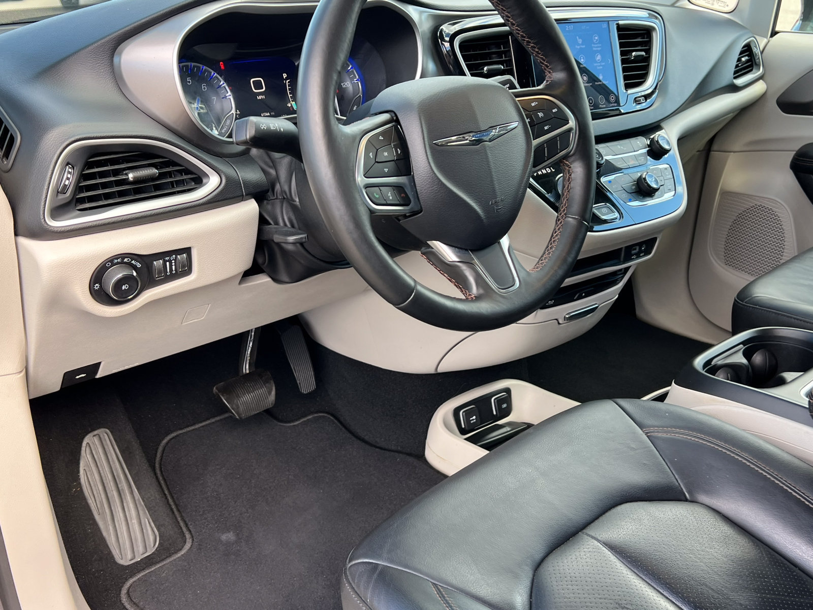 Used 2020 Chrysler Pacifica Touring-L Plus FWD image 22
