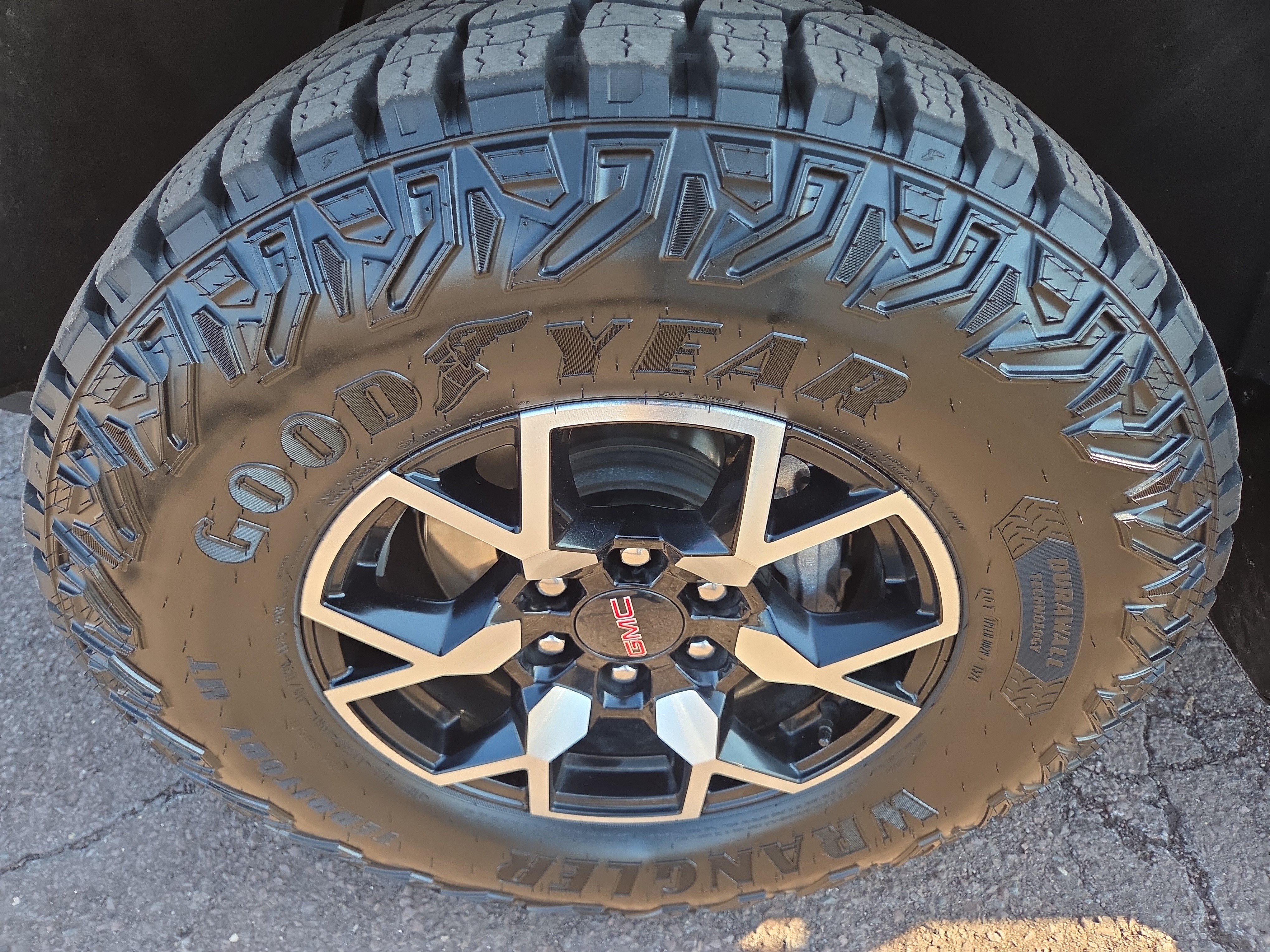Used 2024 GMC Canyon AT4X AWD/4WD image 12