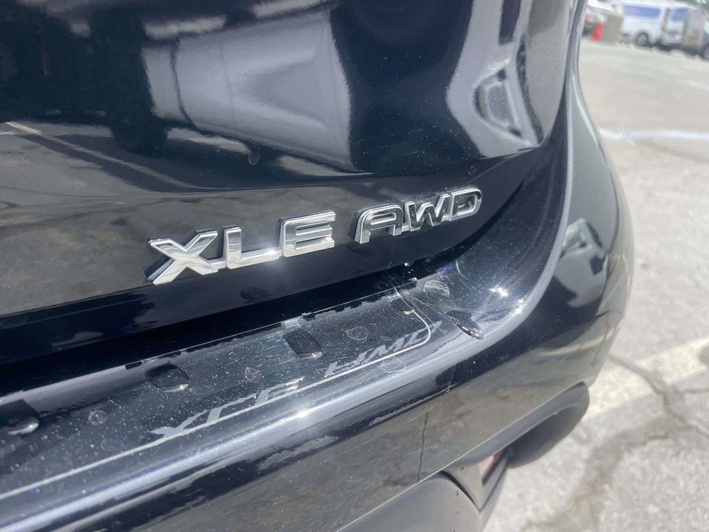 Used 2023 Toyota Highlander XLE image 9