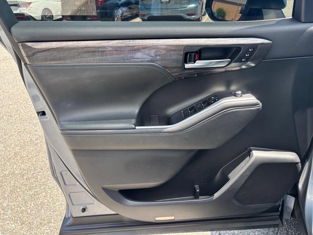 Used 2023 Toyota Highlander Limited AWD/4WD image 9