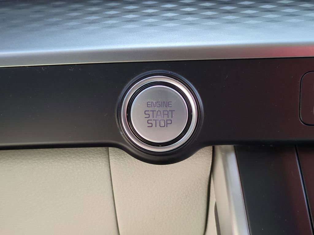 Used 2022 Kia Carnival LX image 22