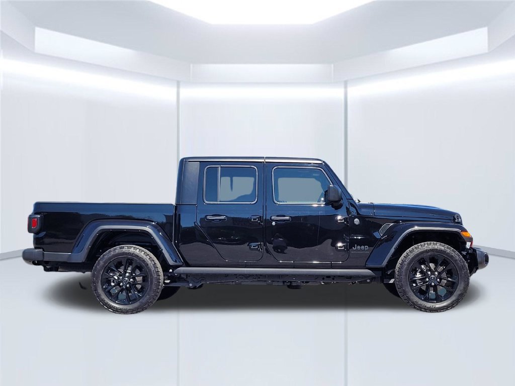 Used 2025 Jeep Gladiator Sport AWD/4WD image 3