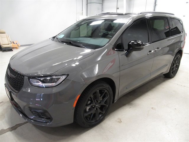 Used 2023 Chrysler Pacifica Limited w/ S Appearance Package AWD/4WD image 3