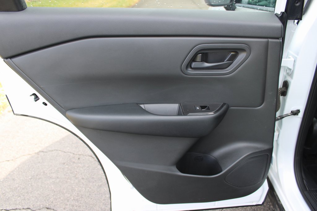 Used 2024 Nissan Rogue S image 26