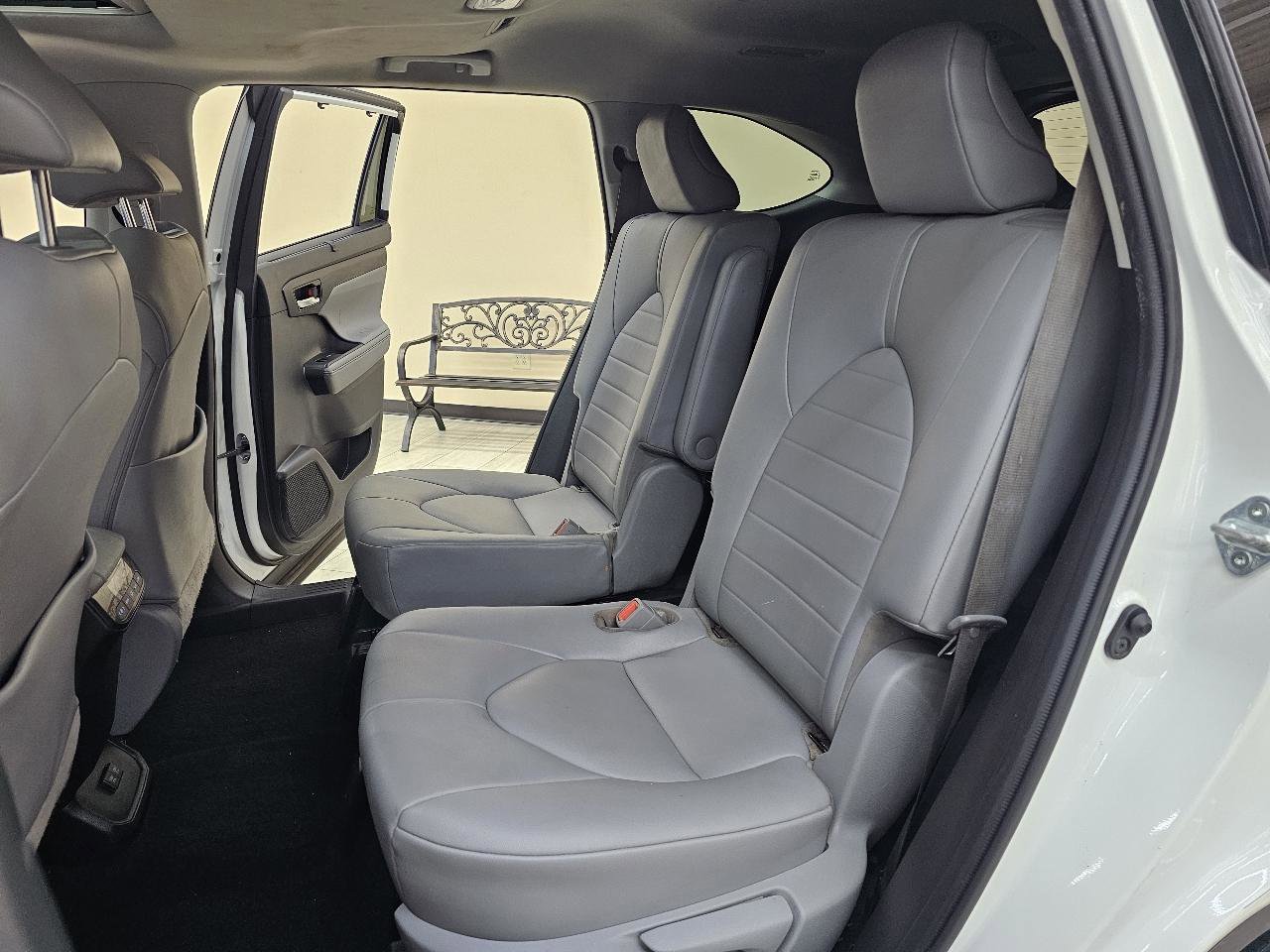 Used 2021 Toyota Highlander XLE image 24