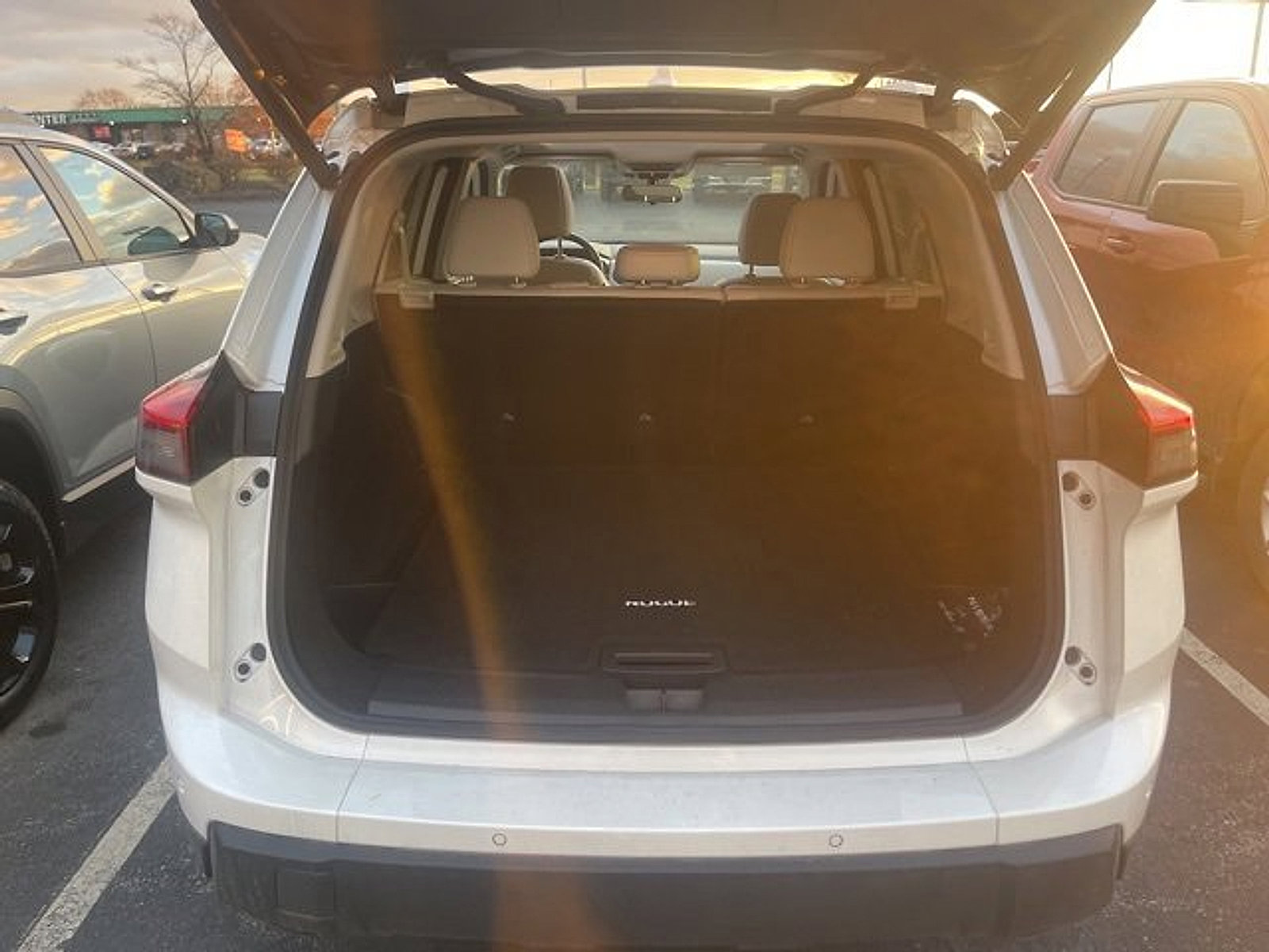 Used 2024 Nissan Rogue SV w/ SV Premium Package image 6