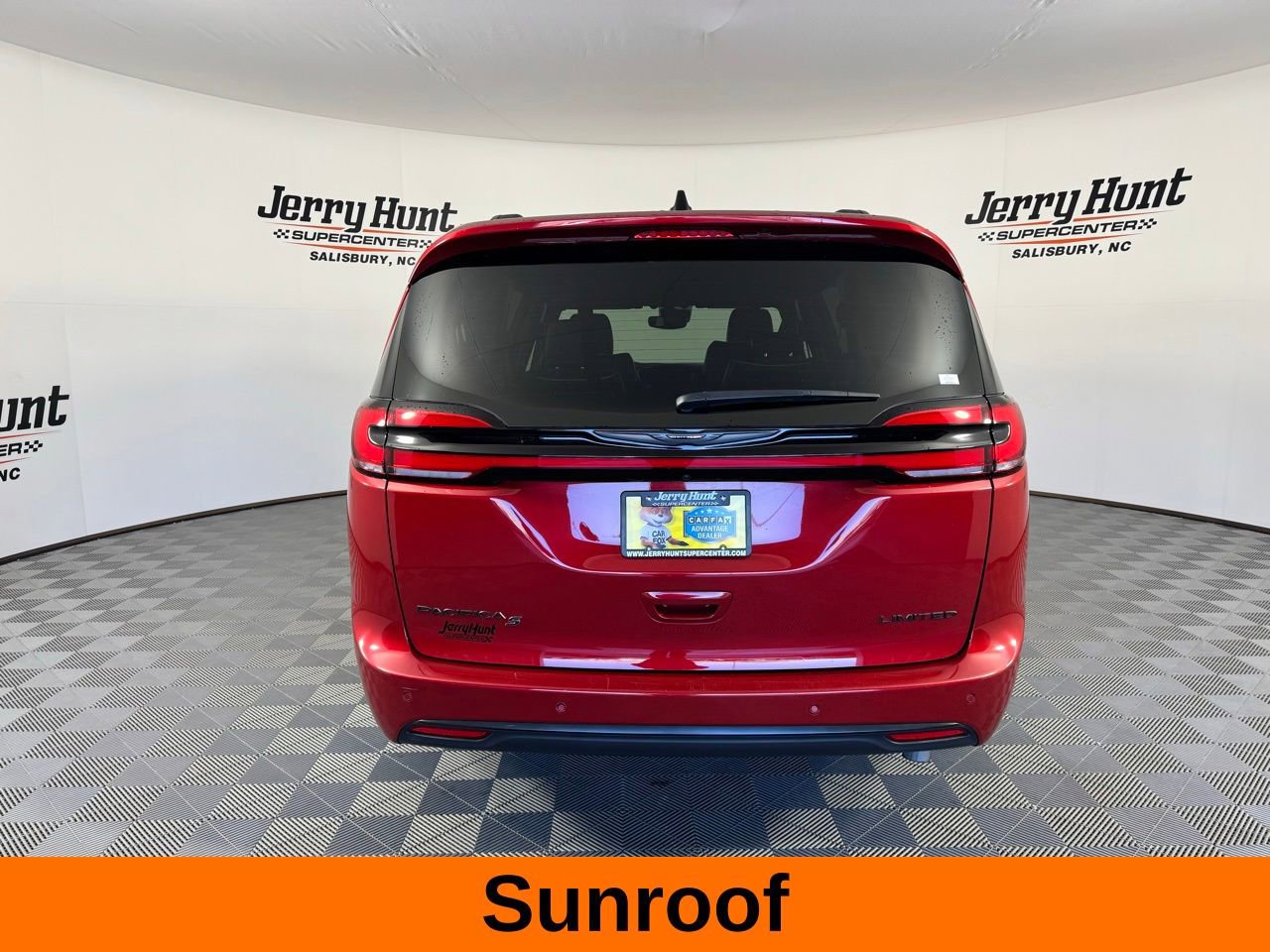 Used 2025 Chrysler Pacifica Limited image 8