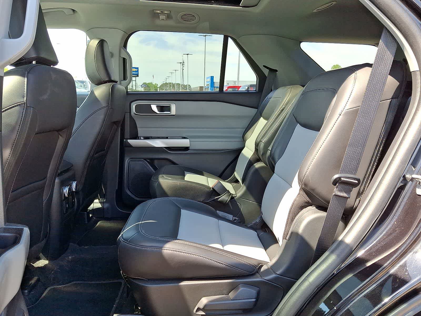 Used 2022 Ford Explorer XLT w/ Equipment Group 202A AWD/4WD image 31
