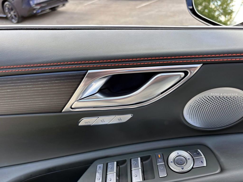 Used 2025 Genesis GV80 3.5T image 12