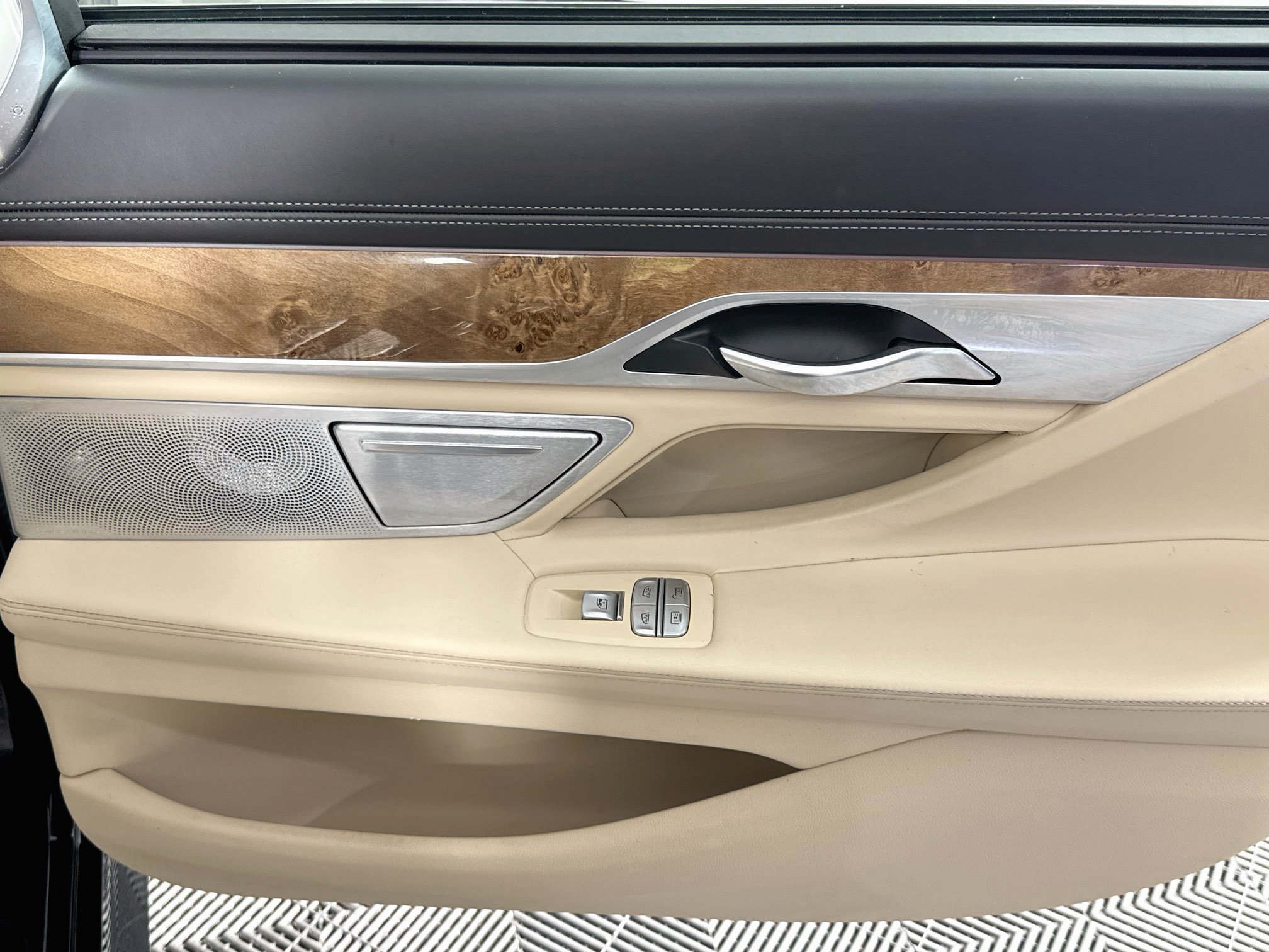 Used 2018 BMW 750i RWD image 26